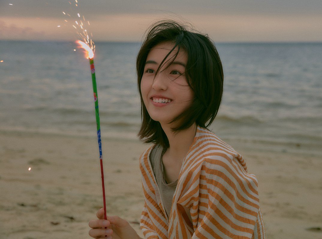 张子枫日落写真 沙滩落日少年感绝了 明星美女图片