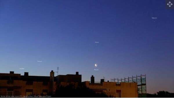 4颗行星像鸭子一样排成一排，呈现出绚丽的夜空影像.jpg