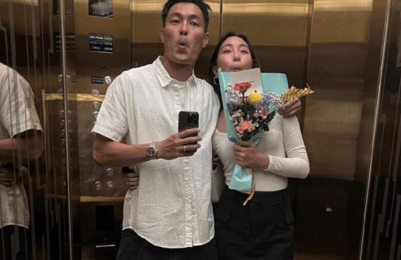 杨祐宁与妻子庆结婚纪念日，两人电梯合影，气氛甜蜜