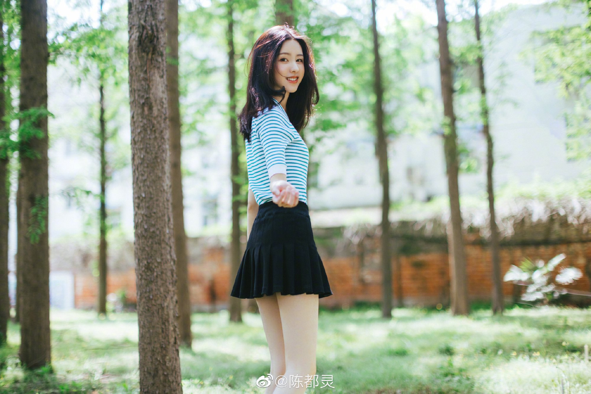 陈都灵 蓝色上衣配黑色裙子 彰显夏日气氛 美女图片