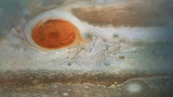 这张木星标志性的大红斑和周围湍流区的图像是由美国宇航局的朱诺号宇宙飞船在第 12 次近距离飞越木星时拍摄的。彩色增强图像是 2018 年 4 月 1 日拍摄的三张独立图像的组合.jpg