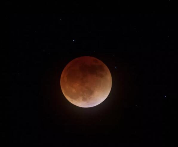这张由胡安·罗梅罗（Juan Romero）在科罗拉多州湾景附近拍摄的月食照片中，月亮发出红光，海拔 7,400 英尺（2,255 米）.jpg