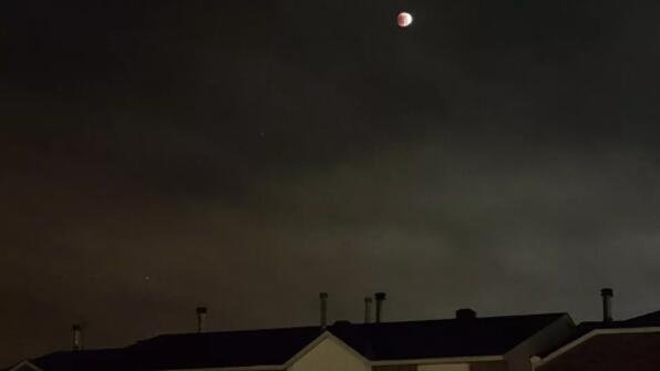 2022 年 5 月 15 日，加拿大渥太华的一位读者在屋顶上拍下了月食的照片.jpg