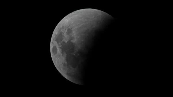 2022 年 5 月 15 日，在布宜诺斯艾利斯的半影月食期间可以看到月亮.jpg