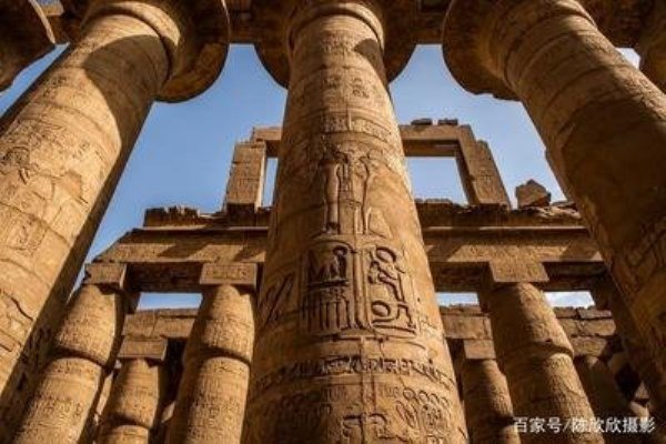 埃及神殿,神殿的建筑形式，埃及卢克索的阿蒙神庙都供奉了哪些神灵？