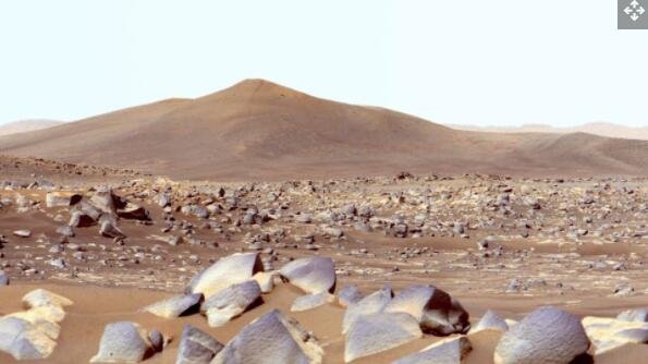 美国宇航局的毅力号火星探测器捕捉到了这张荒凉贫瘠的火星景观.jpg