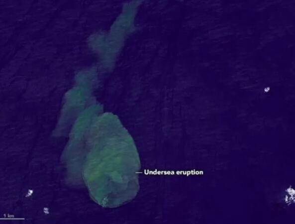 太空中的“Sharkcano”视图显示海底火山正在喷发