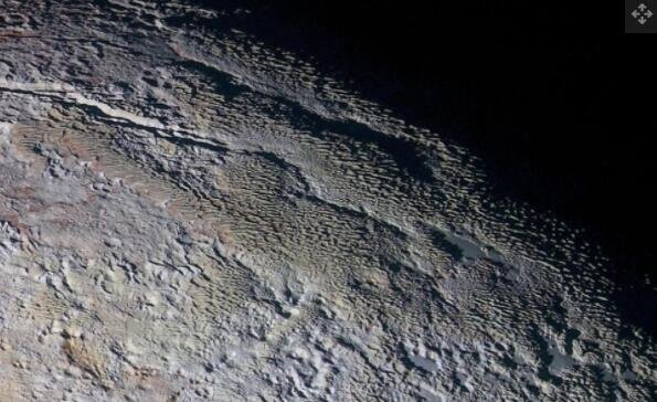 冥王星上的复杂地形包括新视野号拍摄的这个“蛇皮”区域.jpg