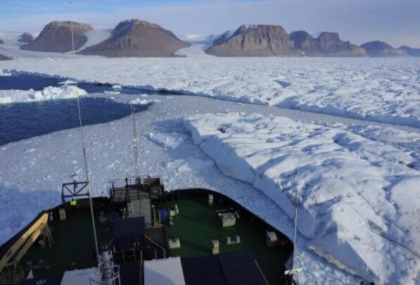 2019年瑞典破冰船奥登号在彼得曼冰架前部。新研究表明，如果冰架破裂，将很难重建.jpg