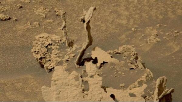 这些奇怪的尖尖的火星岩石可能是由侵蚀和古老的裂缝形成的.jpg