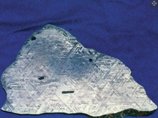 一块铁陨石（在这种情况下，是小行星撞击亚利桑那州巴林杰陨石坑的一部分）.jpg