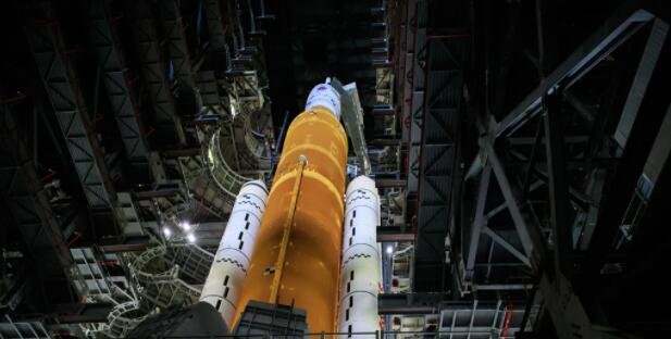 NASA的阿尔特弥斯1号月球火箭 正在前往发射台再次进行燃料箱测试.jpg