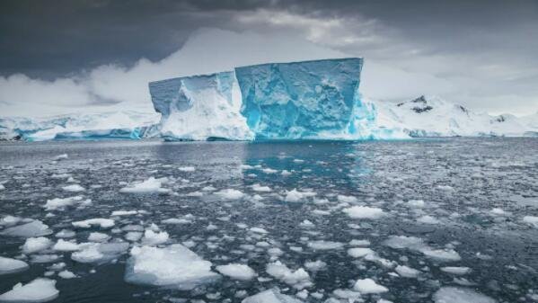 南极洲的冰山融化是气候变化的标志.jpg