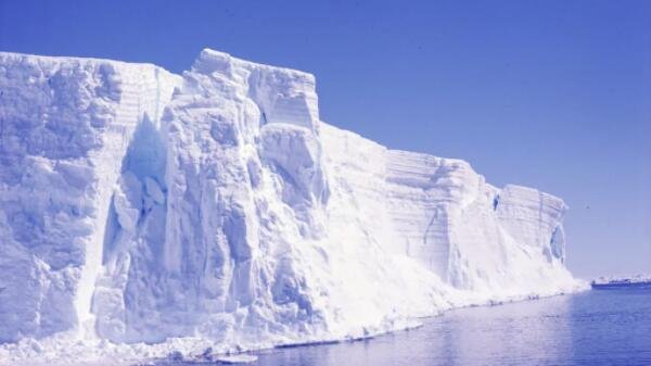 南极洲“末日冰川”正在以 5500 年来最快的速度消融.jpg