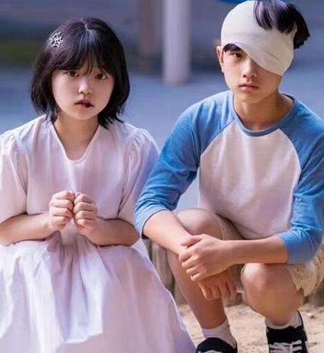 韩国21岁女演员因太童颜演小学生，剧中和13岁男孩演对手戏
