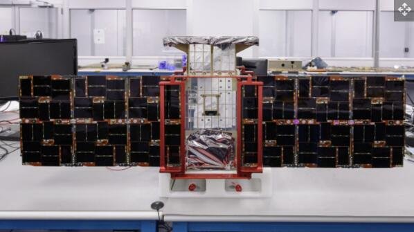 NASA 的 Cislunar 自主定位系统技术操作和导航实验 (CAPSTONE) 立方体卫星在组装过程中展示，其太阳能电池阵列展开。这个 55 磅的立方体卫星大约有微波炉那么大.jpg
