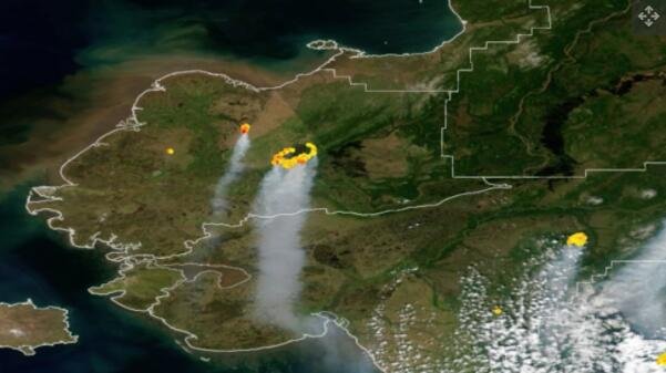 一张静止图像显示了 2022 年 6 月在阿拉斯加燃烧的大火.jpg