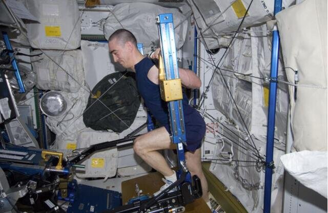 2012 年，俄罗斯宇航员阿纳托利·伊万尼辛在国际空间站进行演习.jpg