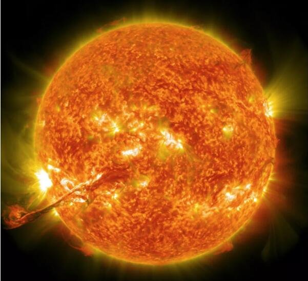 太阳偶尔会向太空喷射大量能量和粒子，这些能量和粒子可能会撞击地球.jpg