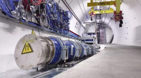 FASER 实验设置在大型强子对撞机侧隧道的沟槽中，旨在检测光和弱相互作用粒子.jpg