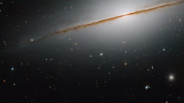 新的“宽边帽”图像是哈勃太空望远镜的一个亮点.jpg