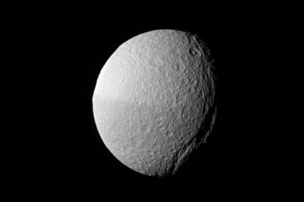 罕见的椭圆陨石坑揭示了关于土星奇怪卫星特提斯和土卫四的新线索.jpg