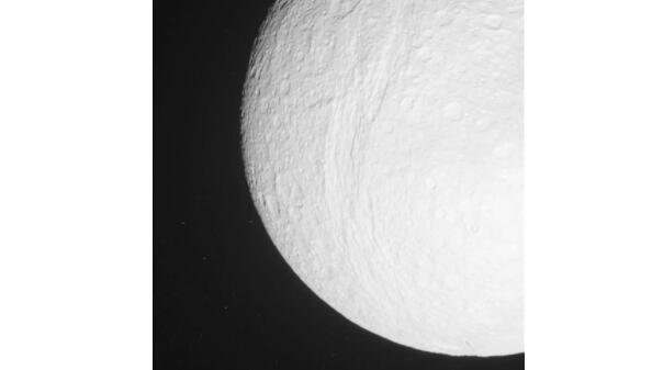 这张未经处理的原始图像由美国宇航局的卡西尼号宇宙飞船于 2012 年 5 月 20 日拍摄。相机指向距离大约 81,580 英里（131,290 公里）的土星卫星特提斯.jpg