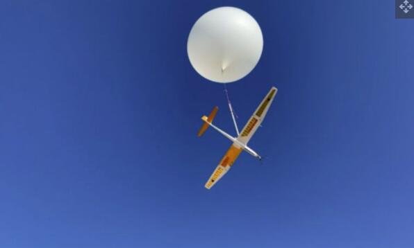 火星滑翔机原型机在气球上进行系留飞行测试.jpg