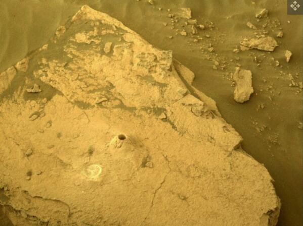 毅力号火星车在挖掘其第 9 个火星岩石样本时留下的一个洞.jpg