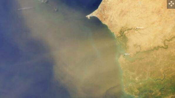 撒哈拉沙漠上空被风卷起的尘埃云飘过大西洋.jpg