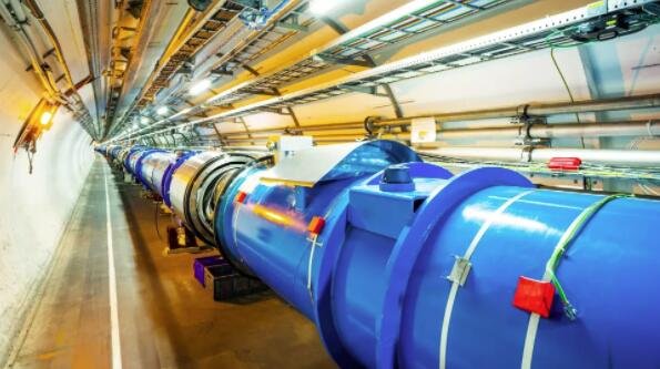 大型强子对撞机：欧洲核子研究中心的原子粉碎机内部.jpg