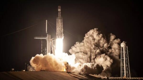 美国宇航局选择SpaceX的猎鹰重型火箭发射罗马太空望远镜.jpg