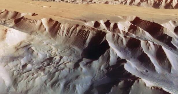 Tithonium Chasma 的透视图。这张 Tithonium Chasmata 的倾斜透视图是火星的 Valles Marineris 峡谷结构的一部分，它是根据 ESA 火星快车上高分辨率立体相机的数字地形模型以及最低点和颜色通道生成的.jpg