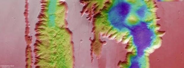 us 和 Tithonium Chasmata 的地形。这张彩色编码的地形图显示了 Ius 和 Tithonium Chasmata，它们构成了火星的 Valles Marineris 峡谷结构的一部分。.jpg