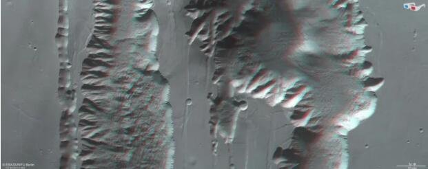 3D 中的 Ius 和 Tithonium Chasmata。这张立体图像显示了 Ius 和 Tithonium Chasmata，它们构成了火星的 Valles Marineris 峡谷结构的一部分。它是根据 2022 年 4 月 21 日欧空局火星快车上的高分辨率立体相机 (HRSC) 在 23123 轨道期间捕获的数据生成的。.jpg