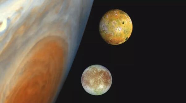 木星的火山卫星木卫一可能会向冰冷的邻居木卫二表面喷出硫磺.jpg
