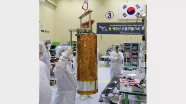 美国宇航局的 ShadowCam 仪器将调查月球上被称为永久阴影区域的阳光不足区域。在这里，ShadowCam 被吊装到位于大田的韩国航空航天研究所的韩国探路者月球轨道器卫星上.jpg