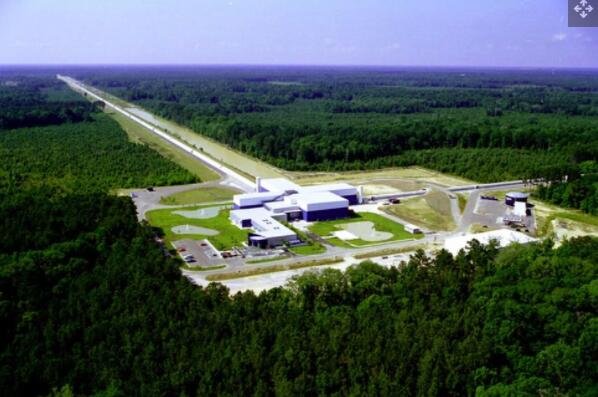 LIGO 项目运营着两个探测器站点：一个位于华盛顿东部的汉福德附近，另一个位于路易斯安那州利文斯顿附近.jpg