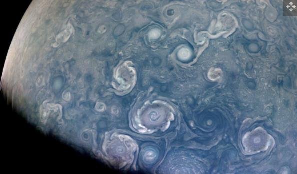 美国宇航局朱诺号任务在最近一次飞越期间捕捉到围绕木星北极的强大风暴.jpg