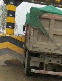 看大货车如何过限宽限高的水泥墩