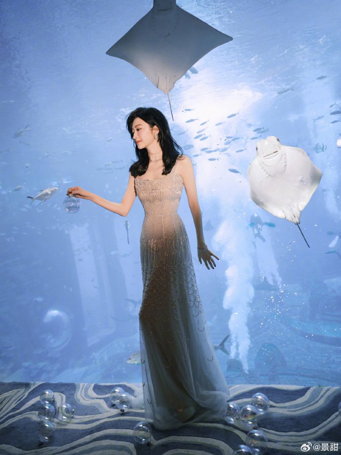 人间富贵花景甜美人鱼造型，甜美温婉